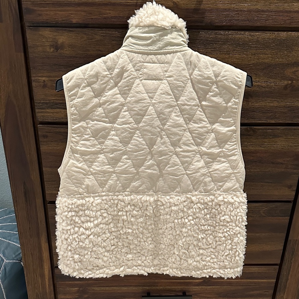 Abercrombie & Fitch Quilted Sherpa Vest - Picture 5 of 5